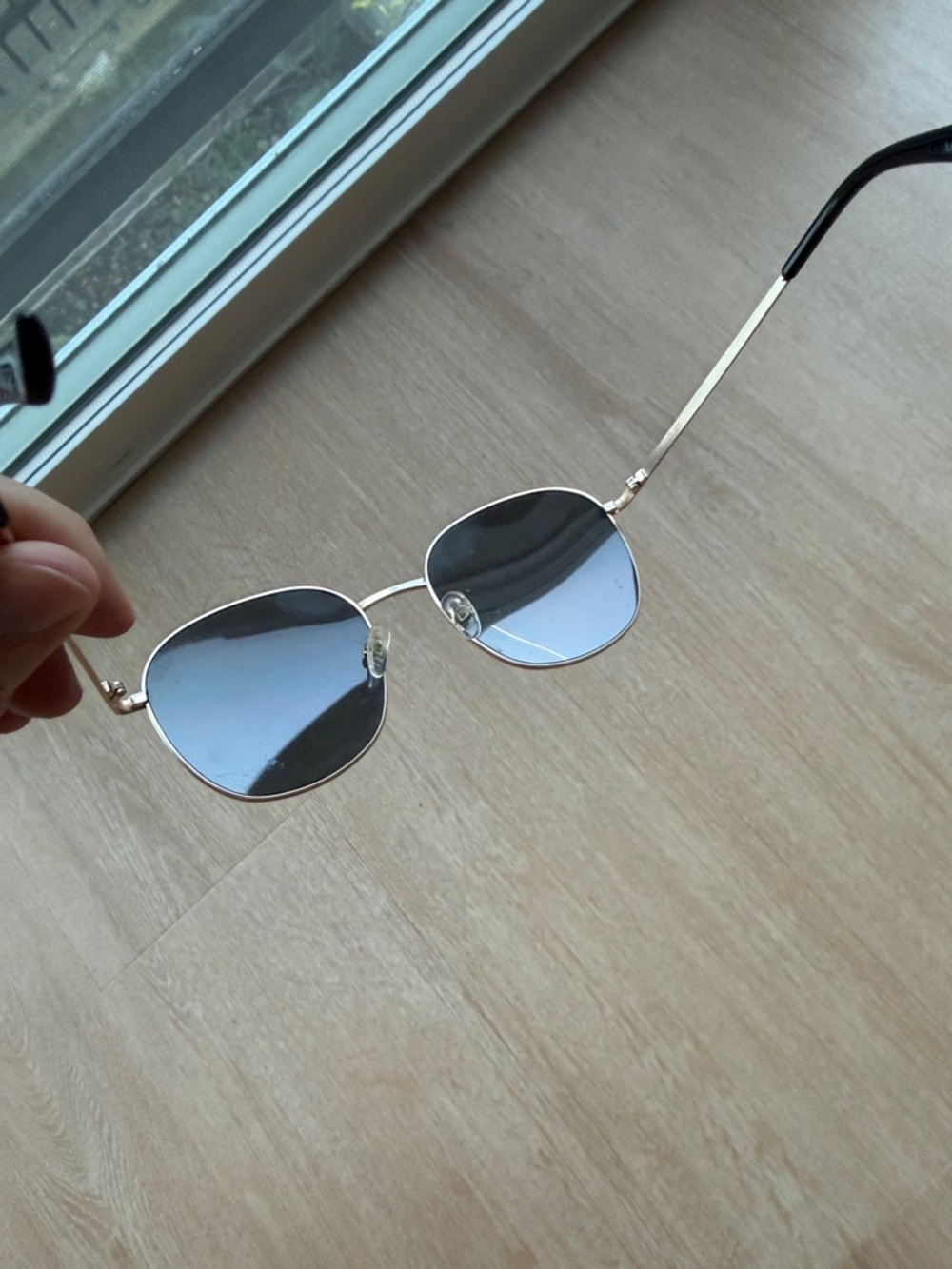 Quay Oversized Round Metal Sunglasses - Gold Frame with Dark Lenses - Picture 3 of 4